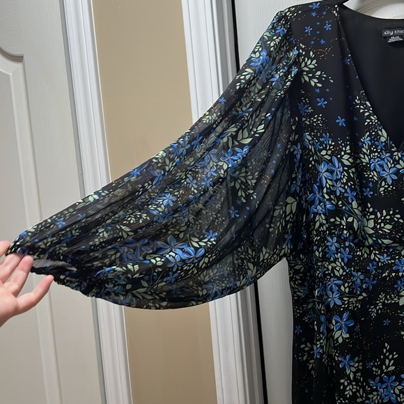 Black city chic dress with blue flowers - Picture 3 of 5